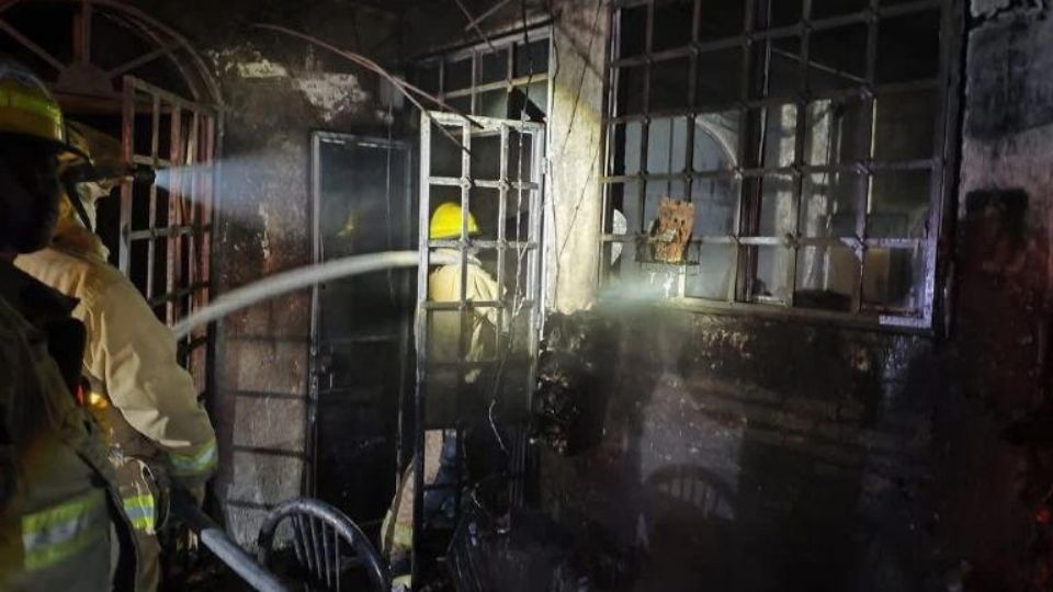 El incendio habría iniciado por un presunto corto circuito o por una veladora colocada en la entrada de la vivienda