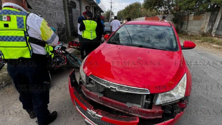 Hombre se atraviesa y provoca accidente en Nuevo Laredo; motociclista queda tendido sobre el pavimento