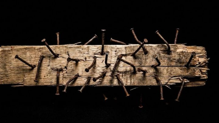 Hombre sufre brutal agresión; sujetos lo atacan con tabla llena de clavos