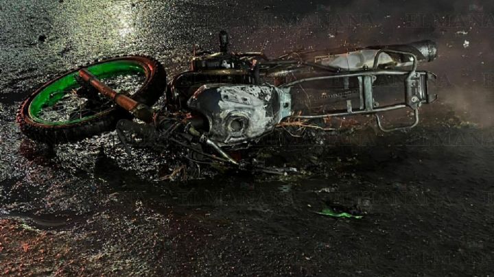 Moto choca contra vehículo y termina en llamas en la Avenida Reforma; unidad se 'carbonizó'