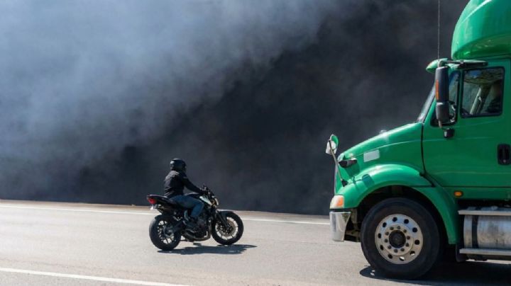 Joven motociclista muere en choque frontal contra tráiler mientras su amigo grababa el momento | VIDEO