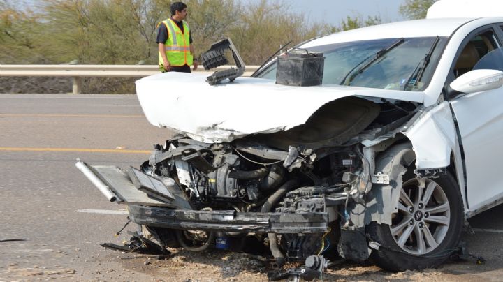 Se le revienta un neumático al ir conduciendo en la Carretera 359 y destroza su auto contra una cerca