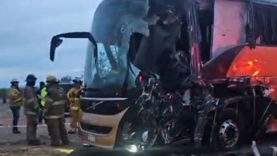 El autobús de pasajeros quedó con severos daños en la parte frontal tras el impacto contra el tráiler