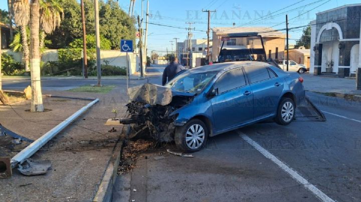 Toyota queda destrozado en la calle Santos Degollado; se estrelló contra una palma y dos postes