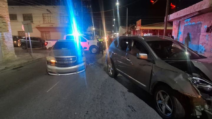 Mujer se pasa el rojo y se estampa contra Avenger en la calle Venezuela; 'chistecito' le saldrá caro