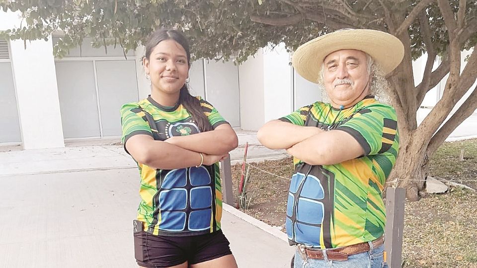 La atleta pone en alto el nombre de Nuevo Laredo al ser segunda en el Estatal; aquí junto a su entrenador Gustavo Ochoa Martínez.