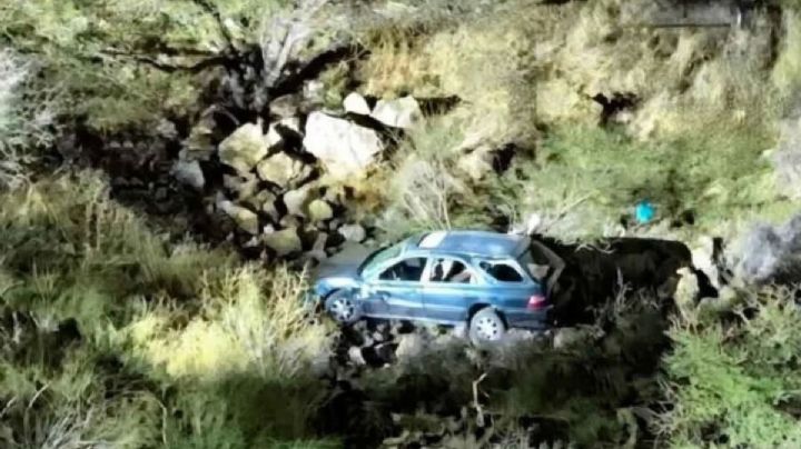 Conductor muere tras caer 25 metros a un barranco; intentó esquivar una camioneta