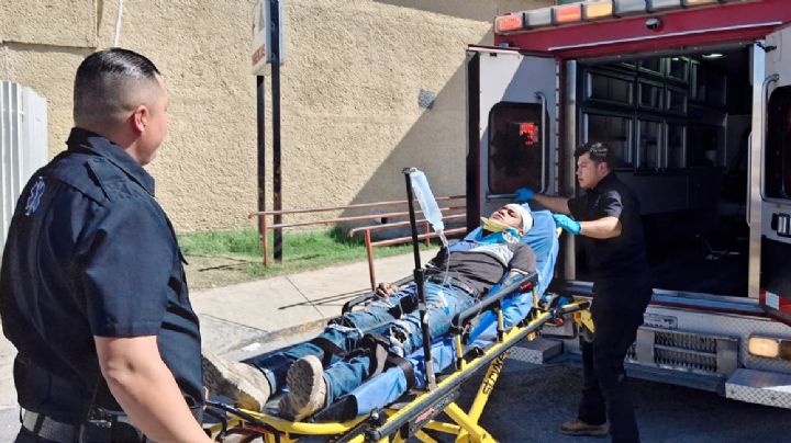 Por no medir su distancia, joven y su moto terminan estampados en la parte trasera de una Equinox