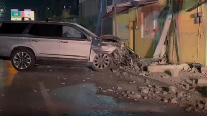 Camioneta se impacta contra poste y viviendas; la reacción del conductor dejó atónitos a vecinos