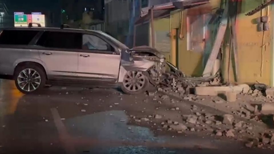 La camioneta quedó severamente dañada tras impactarse contra un poste y varias viviendas