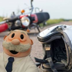 Repartidor choca contra camión de cerveza y es auxiliado por el Dr. Simi; imágenes se viralizan