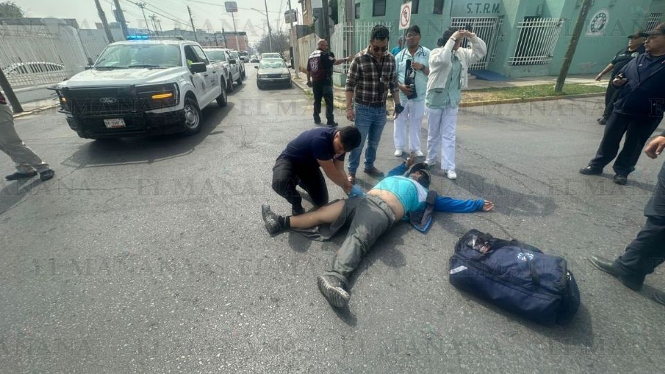 Doctores y enfermeras del DIF atendieron al motociclista identificado como Héctor Rafael.