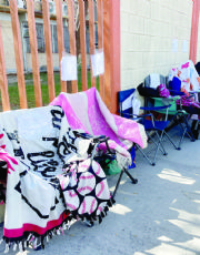 Foto descriptiva de: ¿Por qué hay filas afuera de varias escuelas en Nuevo Laredo; papás retan las bajas temperaturas