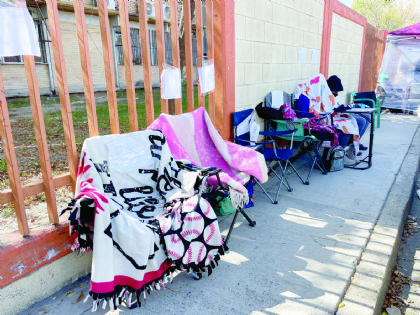 ¿Por qué hay filas afuera de varias escuelas en Nuevo Laredo; papás retan las bajas temperaturas