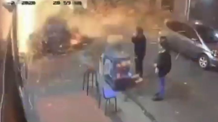 Hombres en moto lanzan granada frente a transeúntes; abuelito muere y hay 14 heridos | VIDEO