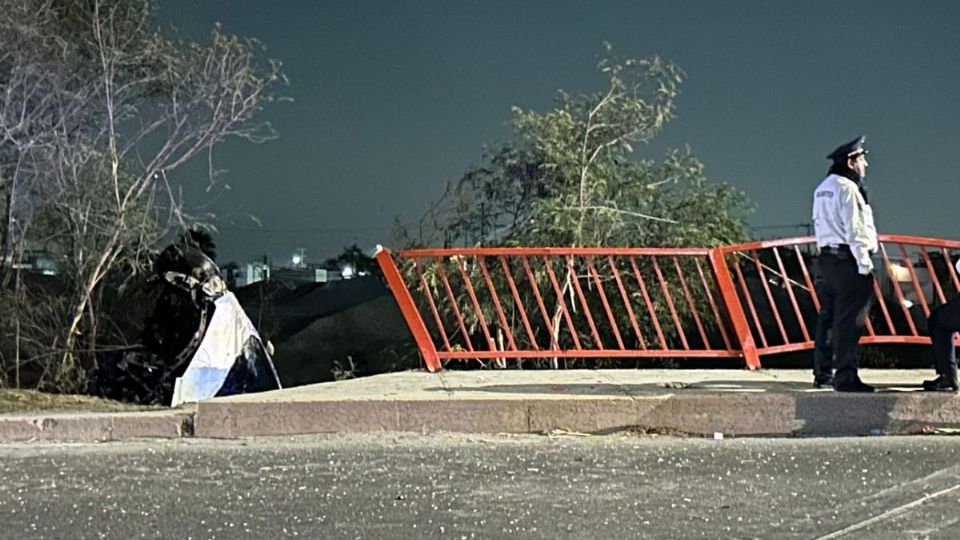 El vehículo terminó volcado en un barranco a un costado de la Avenida Israel Cavazos