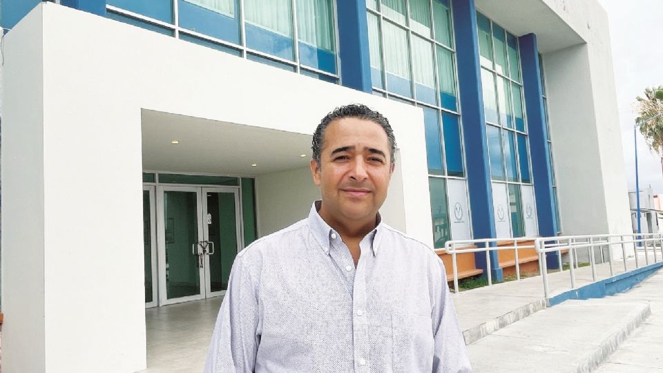 René Adrián Salinas, director de la Facultad de Comercio, Administración y Ciencias Sociales.