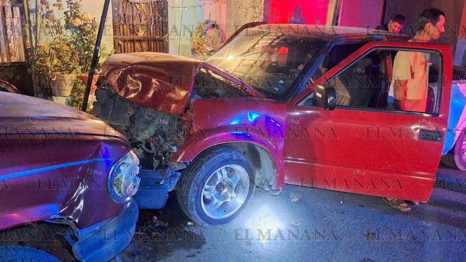 Ebrio a exceso de velocidad choca con auto y casa