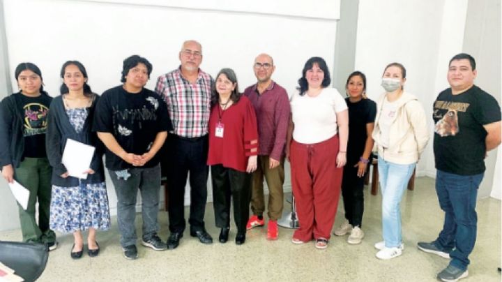 Comparten café y letras en Nuevo Laredo; Ramiro Rodríguez presenta su libro