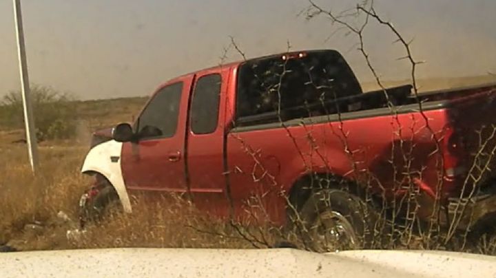 Conductor ebrio huye de DPS en la I-35 y choca contra hidrante en Laredo | VIDEO
