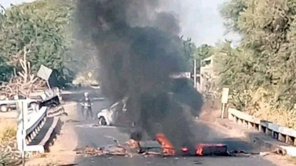 Quemaron autos en Aguililla, Michoacán