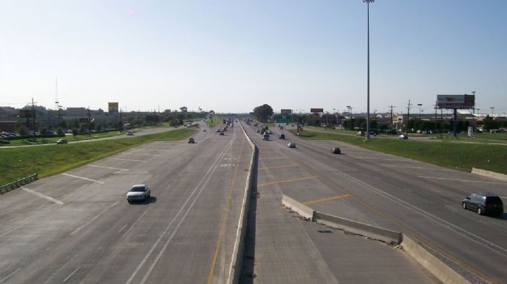 Tractor-tráiler se vuelca en la Carretera Interestatal 35 de Laredo; ¿hay lesionados?