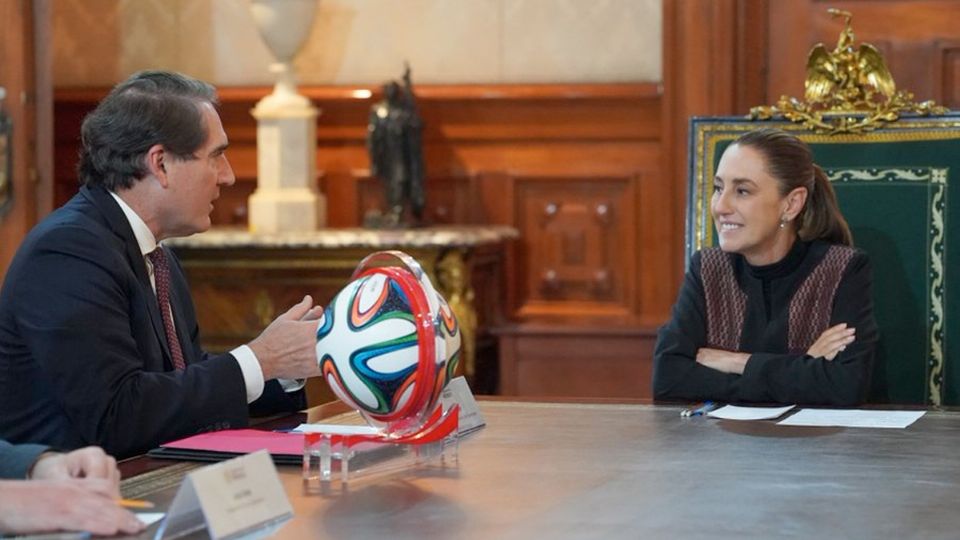 Claudia Sheinbaum con directivos de Coca-Cola
