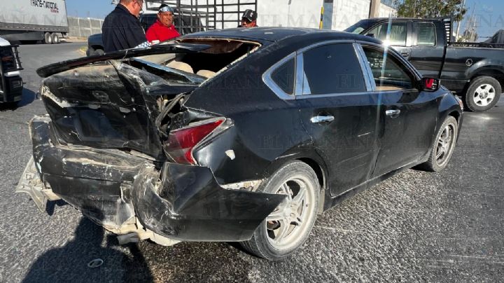 Fuerte choque en puente de Carretera Aeropuerto; conductora resulta con golpes tras violento impacto