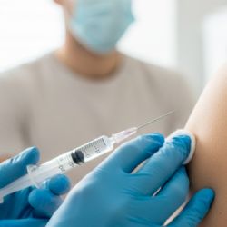 Si te dio sarampión de niño, ¿tienes inmunidad de por vida o es necesario vacunarte?