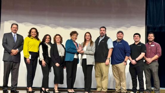 Gana UISD el premio Embajador Airrosti 2025 por su compromiso con la salud de sus empleados