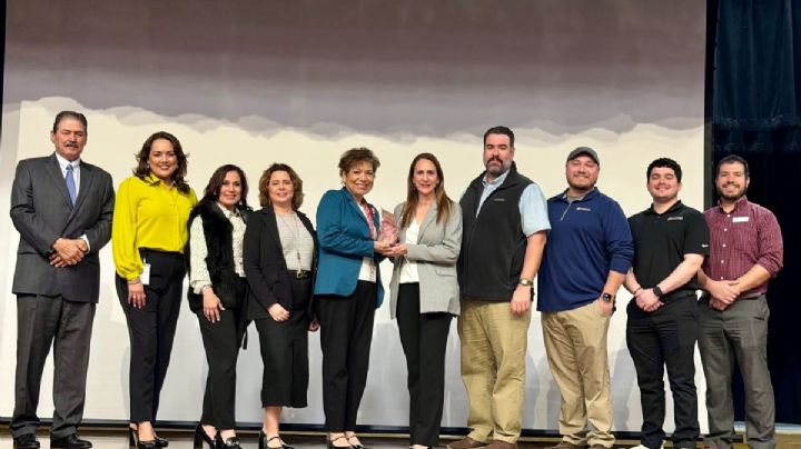 Gana UISD el premio Embajador Airrosti 2025 por su compromiso con la salud de sus empleados