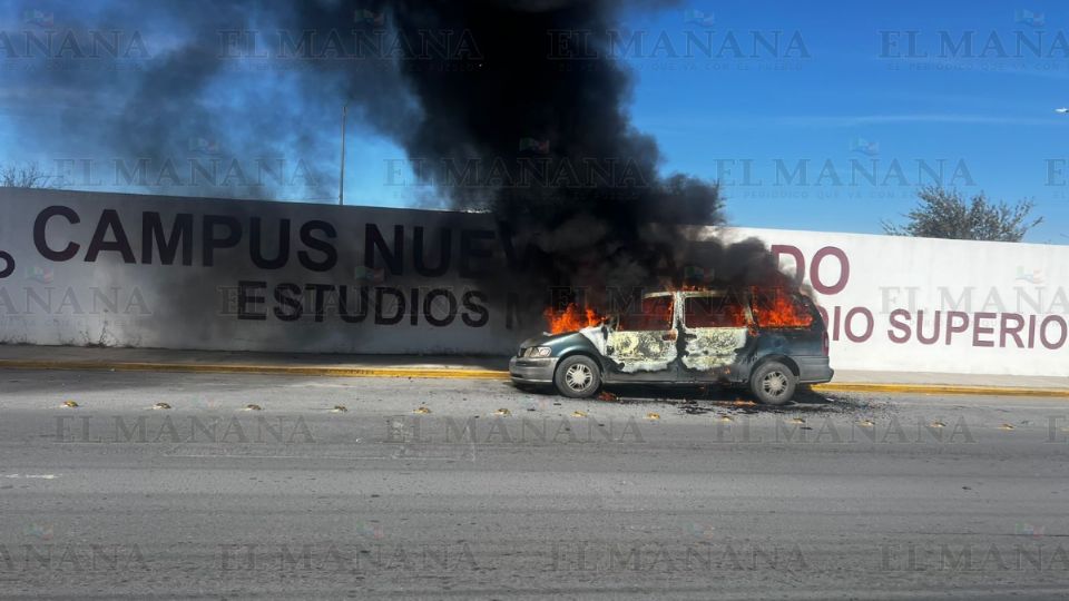 La camioneta comenzó a incendiarse en la Lago de Chapala.