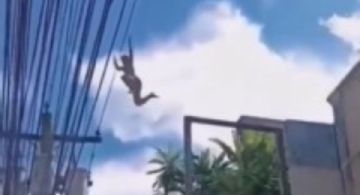 Hombre sale por 'la puerta falsa' y salta sobre cables de alta tensión; así cayo su cuerpo | VIDEO