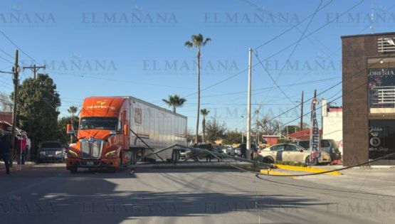 Tráiler derriba poste en la colonia Infonavit y deja sin luz a los vecinos del sector