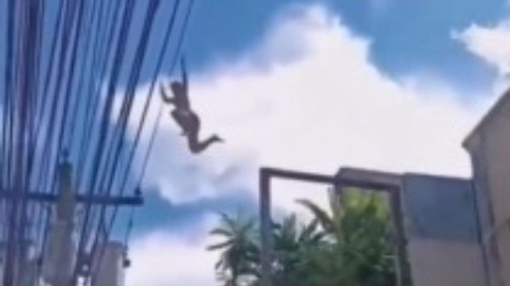 Hombre sale por 'la puerta falsa' y salta sobre cables de alta tensión; así cayo su cuerpo | VIDEO