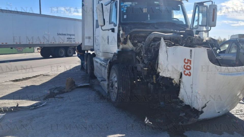 Al estar girando, un camión le tapó la visibilidad, causando el severo accidente
