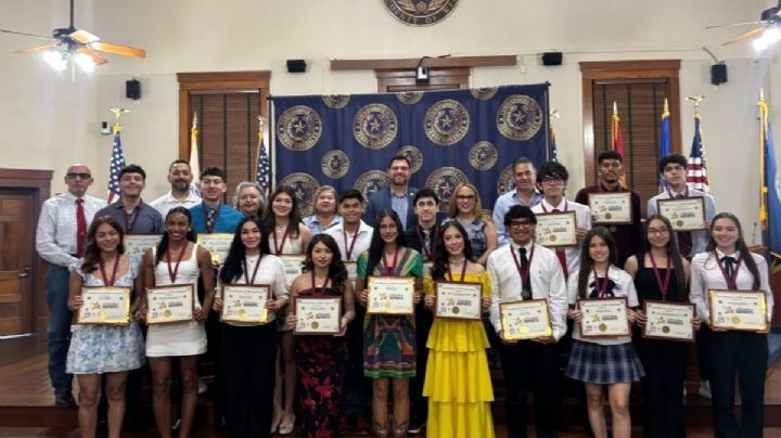 Reconocen a atletas de preparatorias en Laredo; los motivan para seguir triunfando