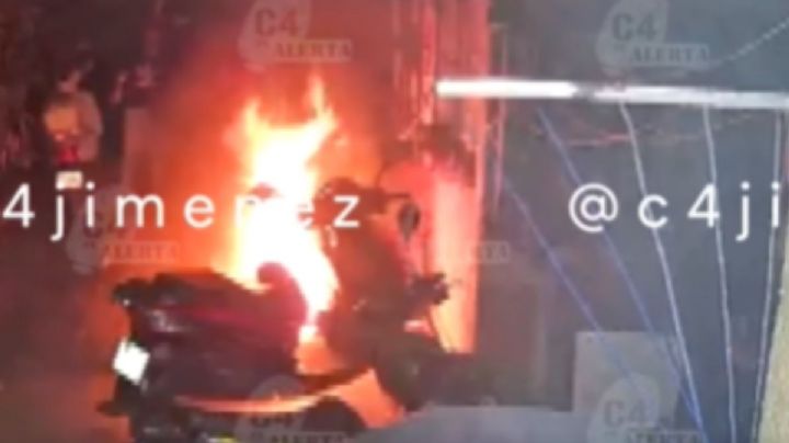 Extorsionadores queman moto de familia de comerciantes; no pagaron derecho de piso | VIDEO