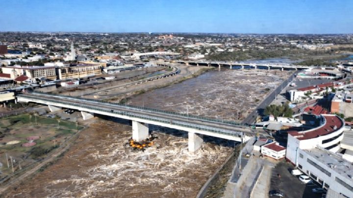 Advierten que muro fronterizo y boyas podrían causar inundaciones y daños a puentes en Laredo