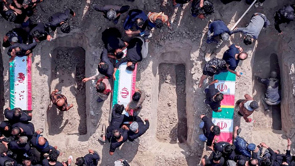 Funeral de las pequeñas que perecieron durante un bombardeo de EU en Irán