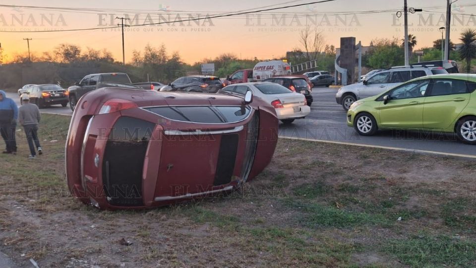 Un choque terminó con volcadura en Nuevo Laredo.