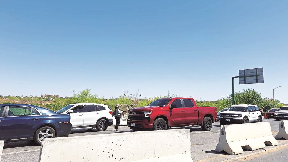 Las largas filas hicieron que cruzar a Laredo tardara hasta dos horas.