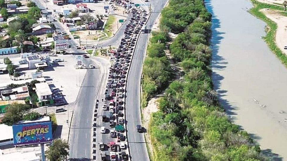 La llegada y regreso de paisanos genera grandes filas en el Puente Dos.
