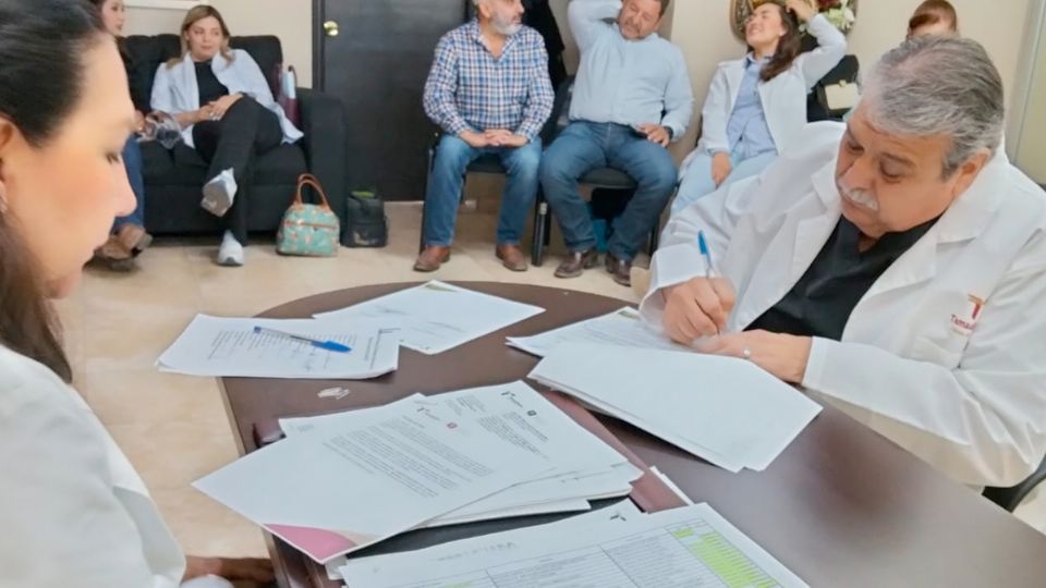 Veterinarios firomando eel convenio de colaboración