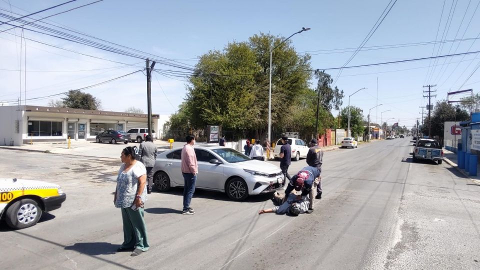 Moto es embestida por conductor que se pasa alto