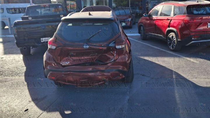 Nuevo Laredo: conductor choca recién salido de la agencia Nissan; dio de reversa sin precaución