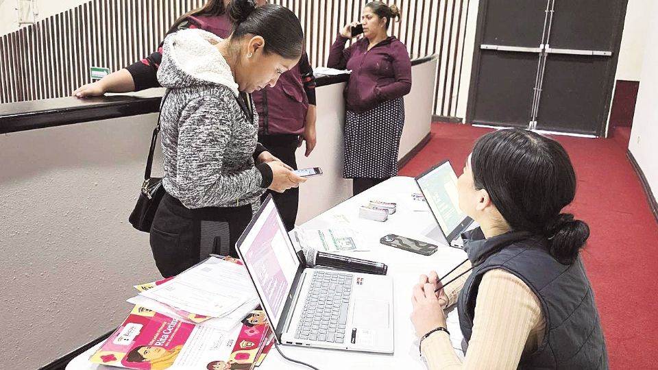 El Teatro Adolfo López Mateos es uno de los lugares en donde se apoya con el registro de estudiantes.