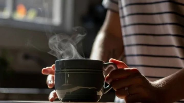 ¿Tomar agua caliente en ayunas sirve para adelgazar? Esto dice la ciencia sobre la rutina viral