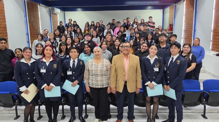 Alumnos de la Escuela Normal Urbana Cuauhtémoc celebran 220 aniversario de Benito Juárez