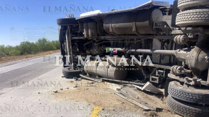 Chofer de tractocamión sufre volcadura en la autopista Monterrey-Nuevo Laredo; se quedó dormido